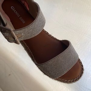 These are super cute I wore them once for my graduation!